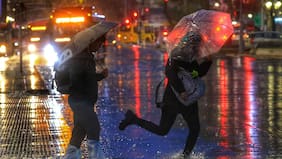Temporal de lluvia y viento arriba con fuerza a la zona central: un fallecido, marejadas, evacuaciones y 555 mil personas sin luz