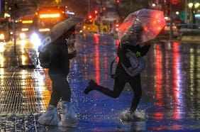 Temporal de lluvia y viento arriba con fuerza a la zona central: tres fallecidos, marejadas, evacuaciones y 555 mil personas sin luz
