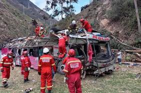 18 personas murieron tras caída de un bus interprovincial a un barranco en Perú