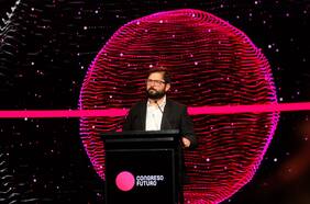 “En la primera fila hay 16 personas, donde 11 han mirado el celular durante este rato”: la crítica del Presidente Boric en Congreso Futuro