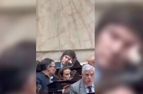 Javier Milei se durmió en plena sesión sobre impuestos a las ganancias en Diputados en Argentina