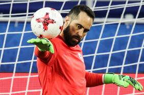 “Yo no me lo creo mi ‘capi’: el mundo del fútbol llena de sentidos homenajes a Claudio Bravo tras su retiro del fútbol profesional