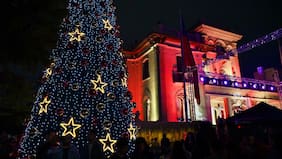 Más de 3.500 vecinos asistieron al encendido del árbol de Navidad en el Palacio Falabella de Providencia