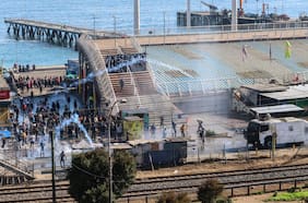 Gobierno anuncia querella por quema de vehículos policiales y por carabineros heridos durante protesta en San Javier