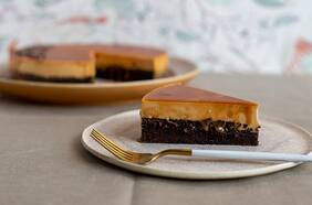 Tarta de chocolate y panna cotta de caramelo