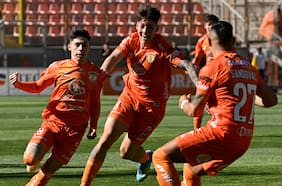 Cobreloa sueña con el ascenso a Primera: vence a Wanderers en una final anticipada y es el nuevo líder de la B