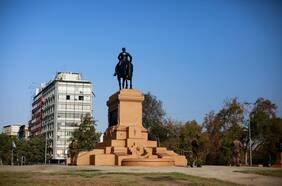 La instrucción de Martínez y un nuevo lugar para el monumento: cómo se gestó el polémico mensaje del Ejército tras los desmanes en Plaza Italia