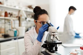 A igual tarea, productividad, edad, experiencia y adjudicaciones a fondos, investigadoras en Chile reciben un salario 11% inferior al de sus colegas hombres