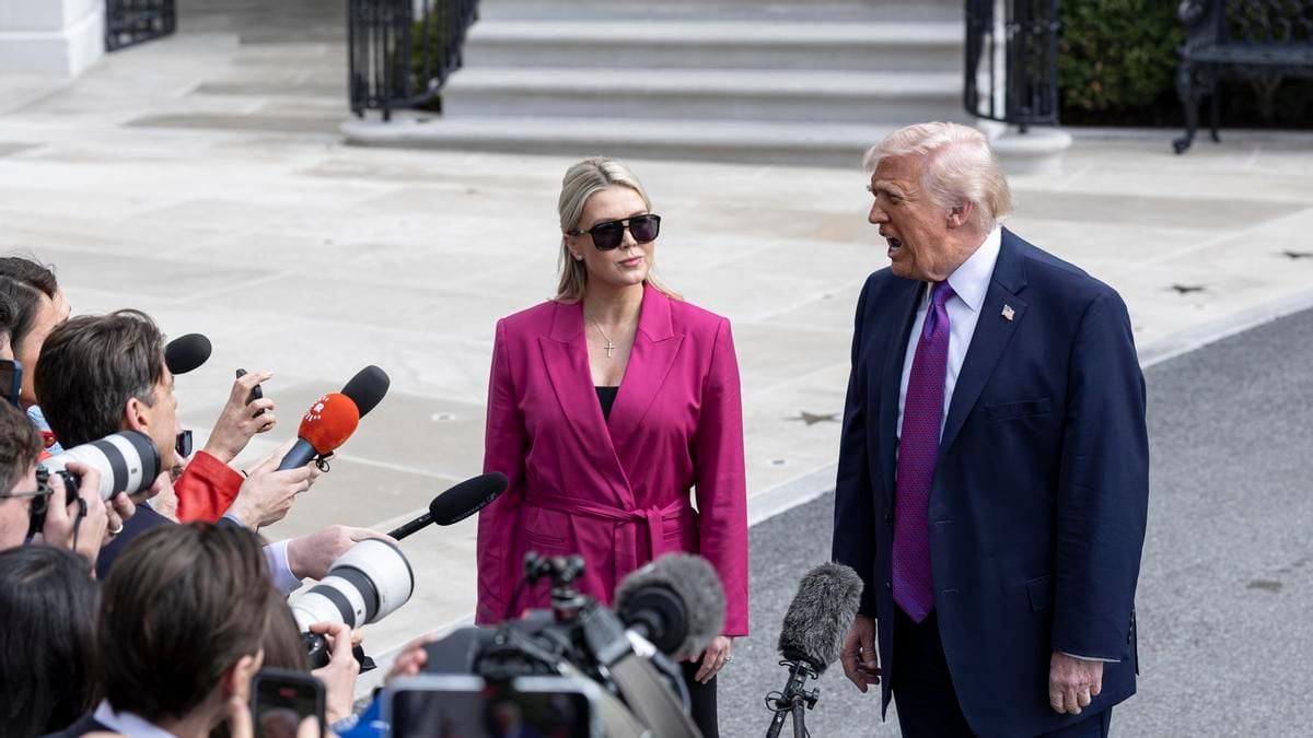 Donald Trump habla con los periodistas junto a la secretaria de prensa de la Casa Blanca, Karoline Leavitt, el 11 de marzo de 2026, en Washington. Foto: Europa Press