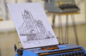 Este sorprendente artista realiza ilustraciones con máquinas de escribir