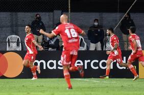 Argentinos vence a Atlético Nacional y le tiende una mano a Universidad Católica