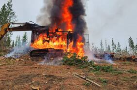 Ataque incendiario en Lumaco: sujetos irrumpieron en fundo y quemaron 15 vehículos