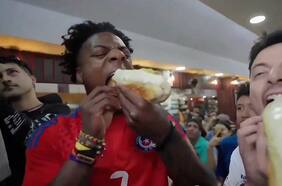 ¡Esto es bueno!: así reaccionó Speed al probar un completo italiano en el centro de Santiago