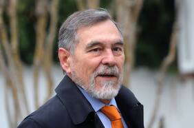 Jefe económico de Jara reafirma que no habrá reforma tributaria en eventual gobierno y se abre a ingreso mensual de $750.000