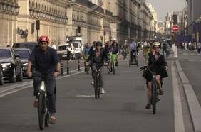 París experimenta un nuevo tipo de furia en la carretera: los tacos en los carriles para bicicletas