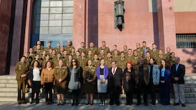 Casi 200 carabineros terminan curso de formación en DD.HH. en la Facultad de Derecho de la U. de Chile