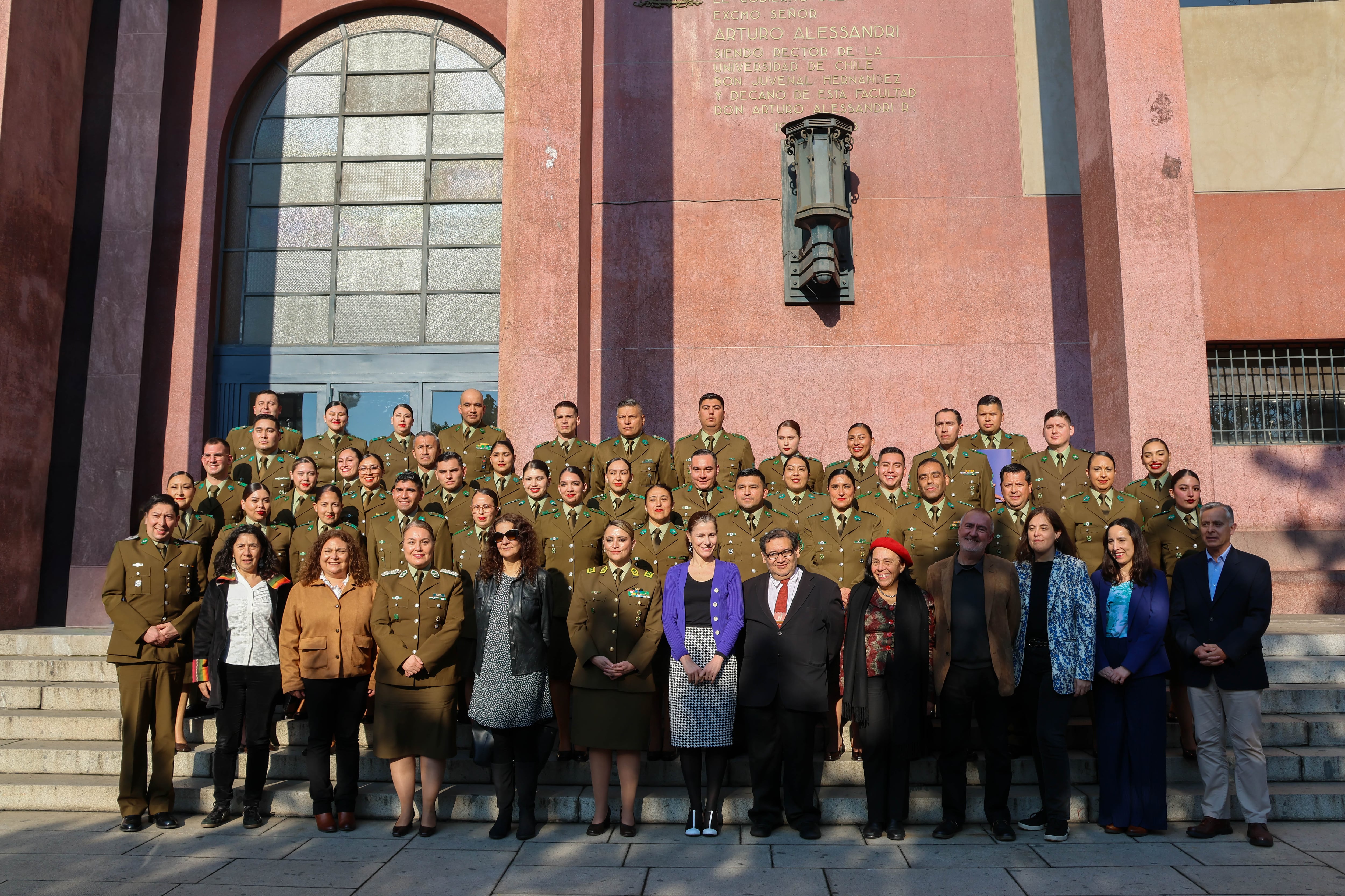 Casi 200 carabineros terminan curso de formación en DD.HH. en la Facultad de Derecho de la U. de Chile