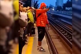 Captan a un hombre amenazando con una pistola y una supuesta granada en el Metro