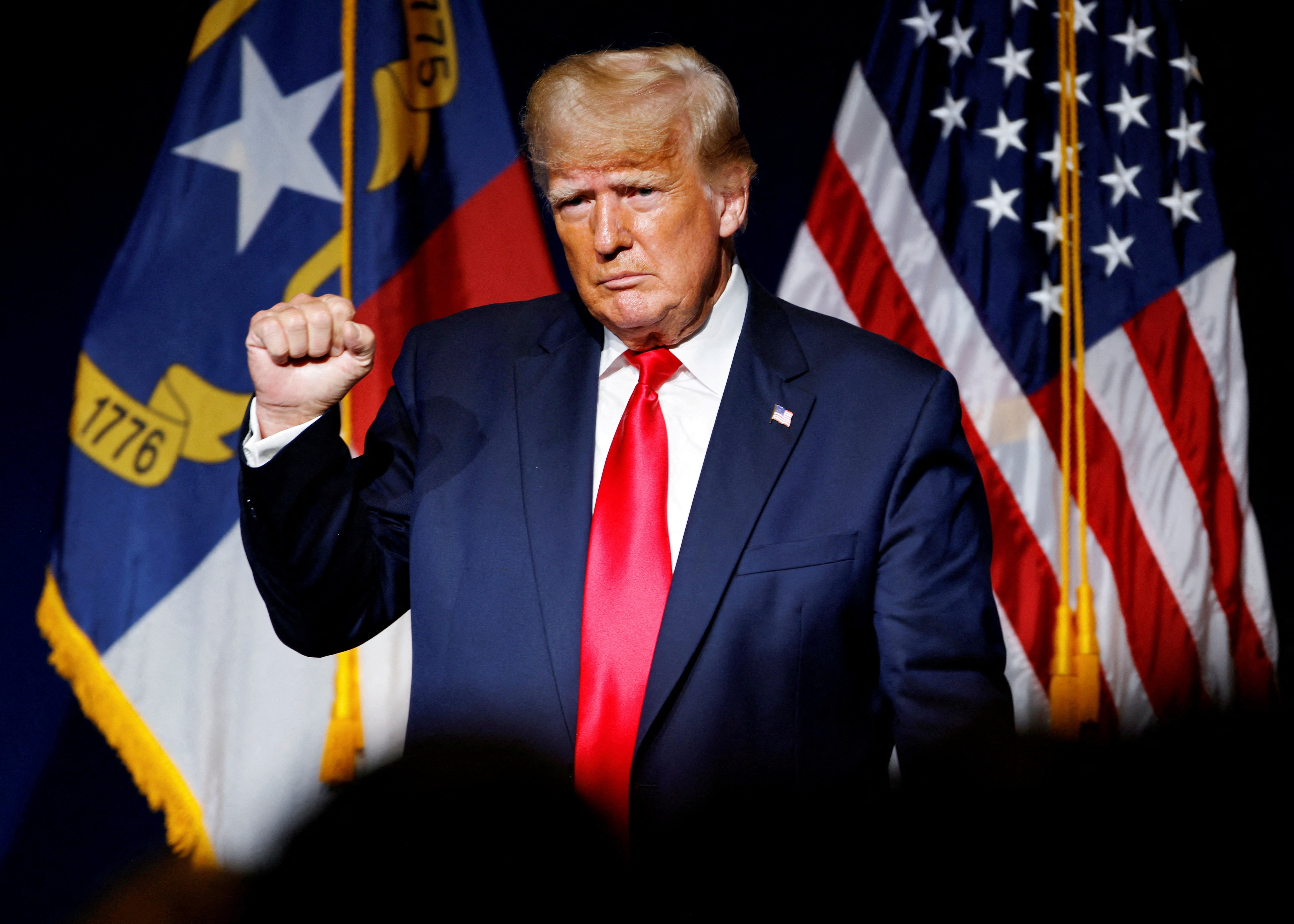 Trump, cierra el puño mientras reacciona a los aplausos después de hablar en la cena de la convención del Partido Republicano de Carolina del Norte en Greenville, Carolina del Norte, EE. UU., 5 de junio de 2021. Foto: Archivo