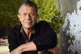 El regreso de Emmanuel Carrère: una novela para hacer las paces con su pasado y que escala como clásico de su obra