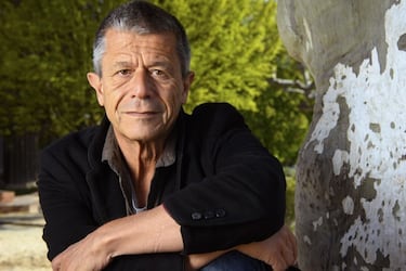 El regreso de Emmanuel Carrère: una novela para hacer las paces con su pasado y que escala como clásico de su obra