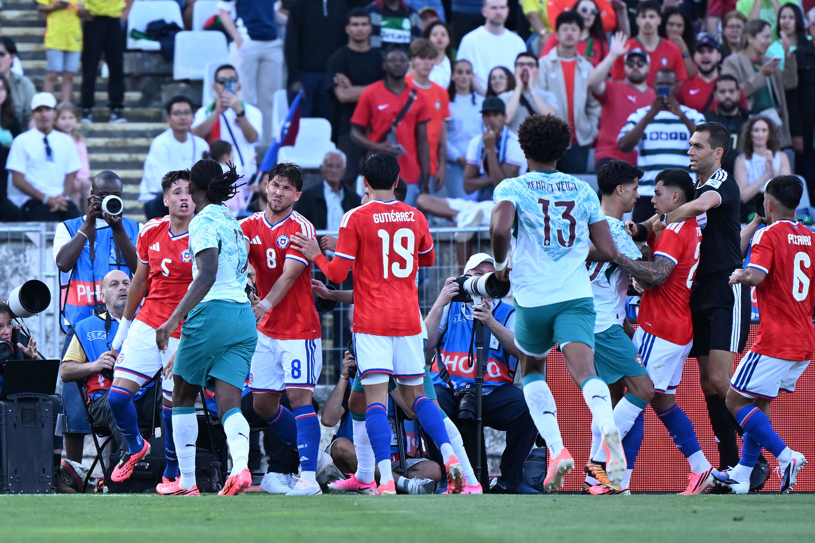 Revisa la pelea que les valió la expulsión a Rafael Leao e Iván Román en el duelo entre Portugal y la Roja