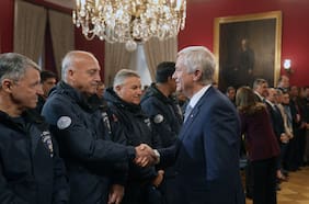 Kast encabeza ceremonia de reconocimiento a bomberos que acudieron a Venezuela a prestar ayuda humanitaria tras terremotos