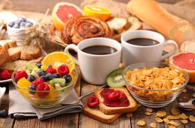 6 alimentos que debes evitar en los desayunos de hotel, según un gurú de la salud