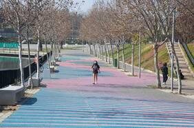 El Parque de la Familia se inunda de color una una sorprendente intervención cinética