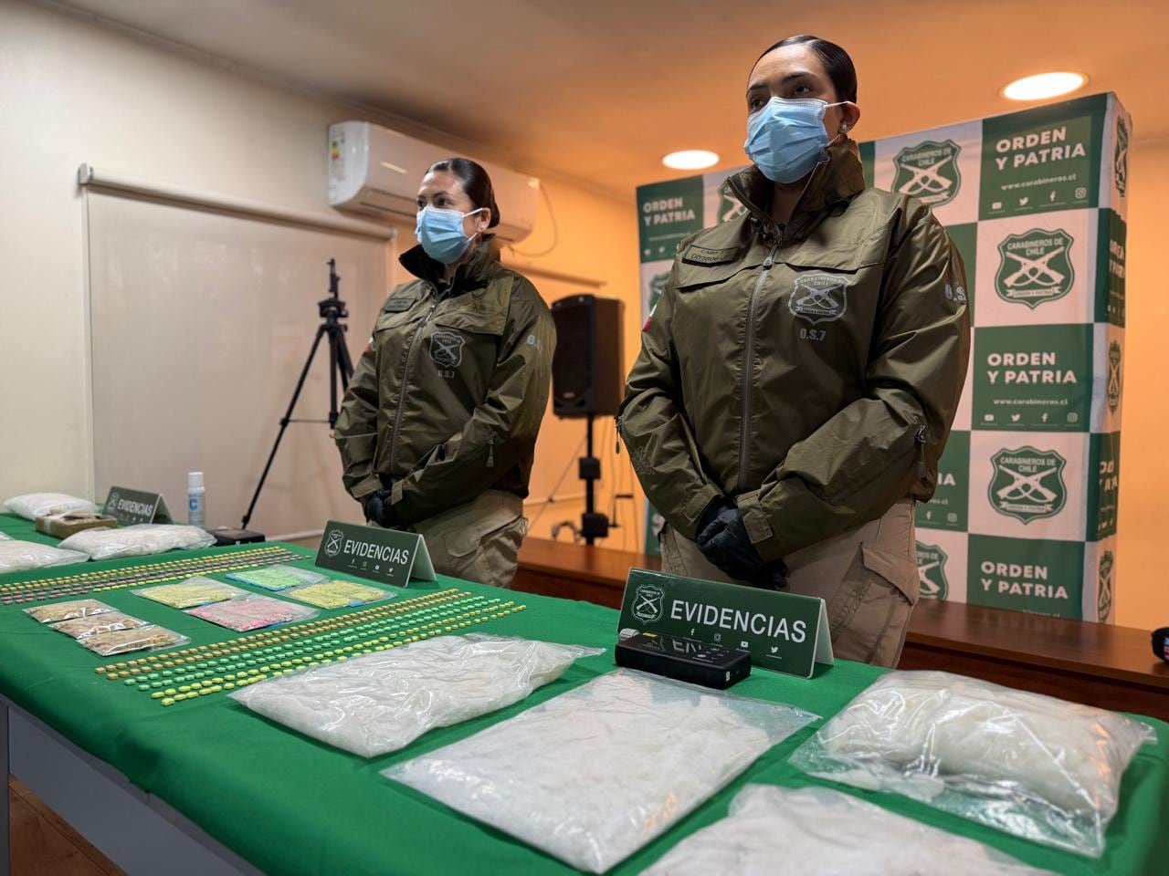 Dos detenidos y cerca de 9 kilos de metanfetamina decomisada deja operativo policial: sujeto mantenía múltiples nacionalidades