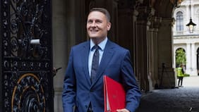 Dimite el ministro de Salud de Reino Unido y pide a Starmer “facilitar” el proceso para sucederlo