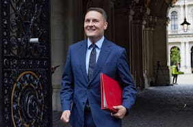 Dimite el ministro de Salud de Reino Unido y pide a Starmer “facilitar” el proceso para sucederlo