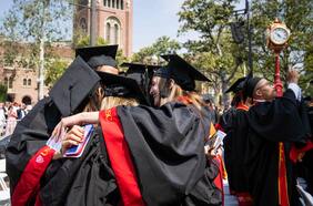 Encuestas revelan que estadounidenses ven cada vez menos valor en ir a la universidad