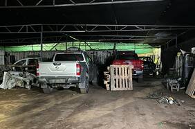 Encuentran cerca de 10 vehículos con encargo por robo en parcela de Pudahuel: dos detenidos