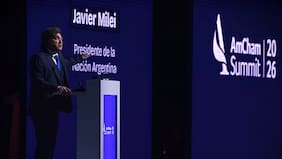 “Basuras de personas” y “econochantas”: Milei arremete contra críticos y niega cambiar su política económica pese a alza de inflación en Argentina