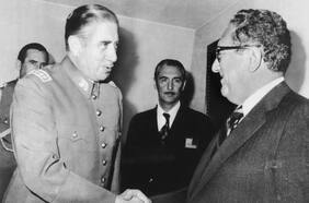 Columna de Peter Kornbluh: Henry Kissinger, un obituario desclasificado sobre Chile