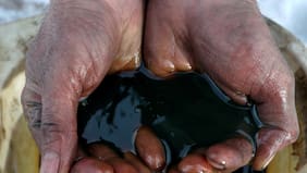 Precio del petróleo quiebra una importante barrera en medio de expectativas de paz en Ucrania y exceso de oferta