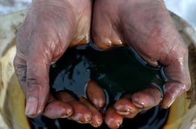 El precio del petróleo acentúa su caída y llega a mínimos desde la pandemia