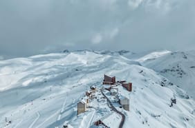 Centros de esquí extienden de manera inédita su temporada hasta noviembre: registran cifras históricas de nieve caída