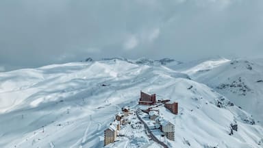 Centros de esquí extienden de manera inédita su temporada hasta noviembre: registran cifras históricas de nieve caída