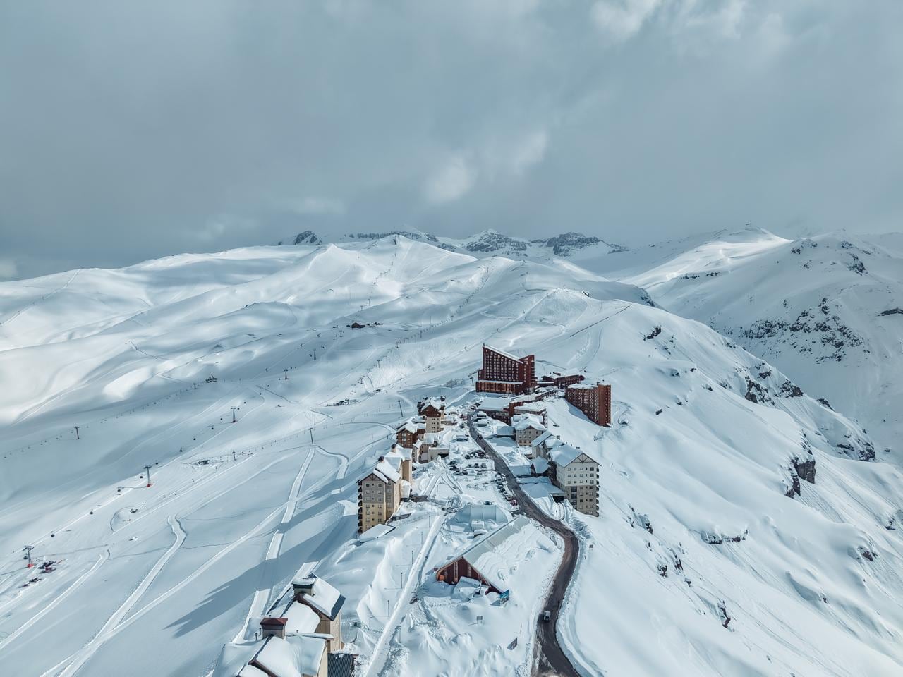 Centros de esquí extienden de manera inédita su temporada hasta noviembre: registran cifras históricas de nieve caída