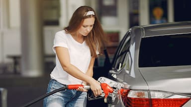 Estos son los descuentos en bencina disponibles en octubre para ahorrar hasta $300 por litro