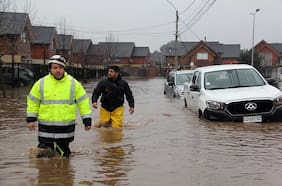 Suspenden clases en decenas de comunas del país por el sistema frontal: 11 de ellas son de la RM