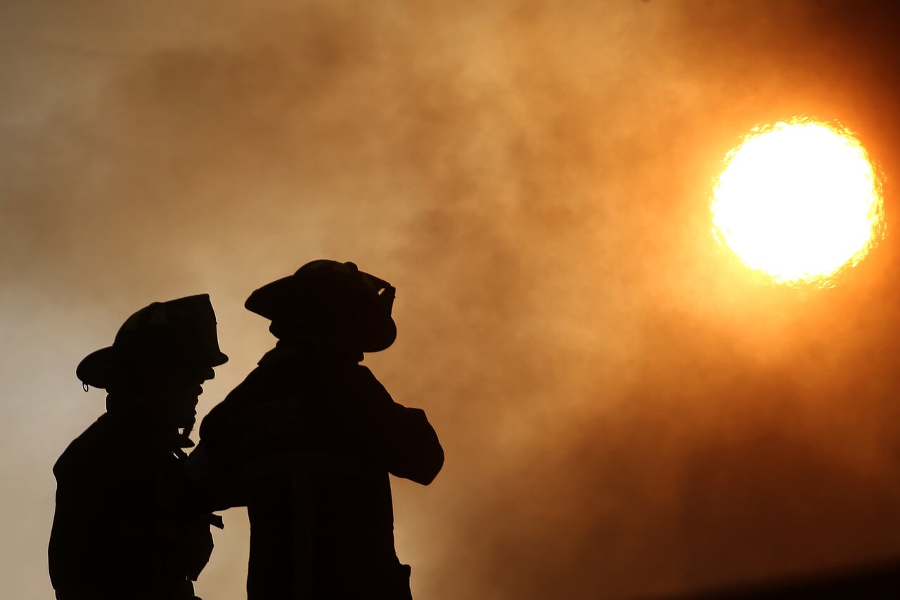 Incendio en acopio de neumáticos en Cerrillos obliga a evacuar a 21 personas