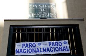 Trabajadores del Mineduc en paro: dicen que solución a petitorio “depende única y exclusivamente de la voluntad política del ministro”