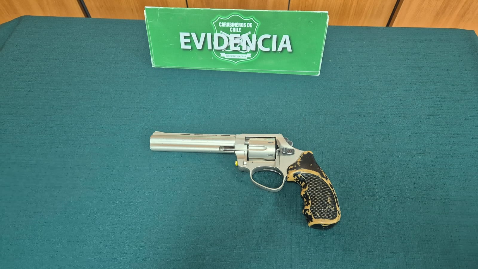 Carabineros detiene a seis sujetos por robo de vehículo en Ñuñoa