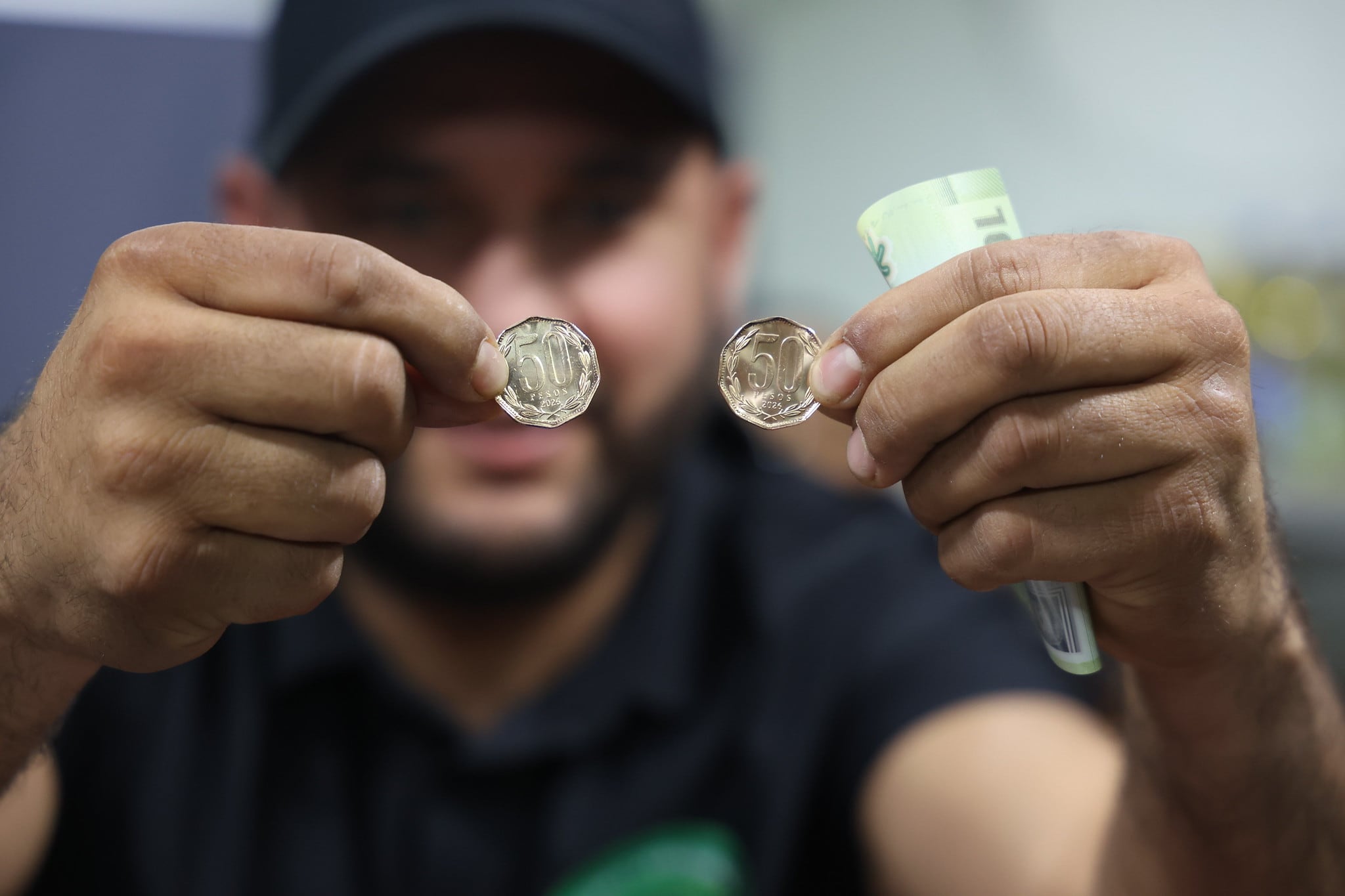 Banco Central pone en circulación la nueva moneda de $50, más liviana y con núcleo de acero