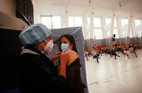 A un mes del inicio del plan de inmunización: Las manos que combaten a pinchazos el coronavirus