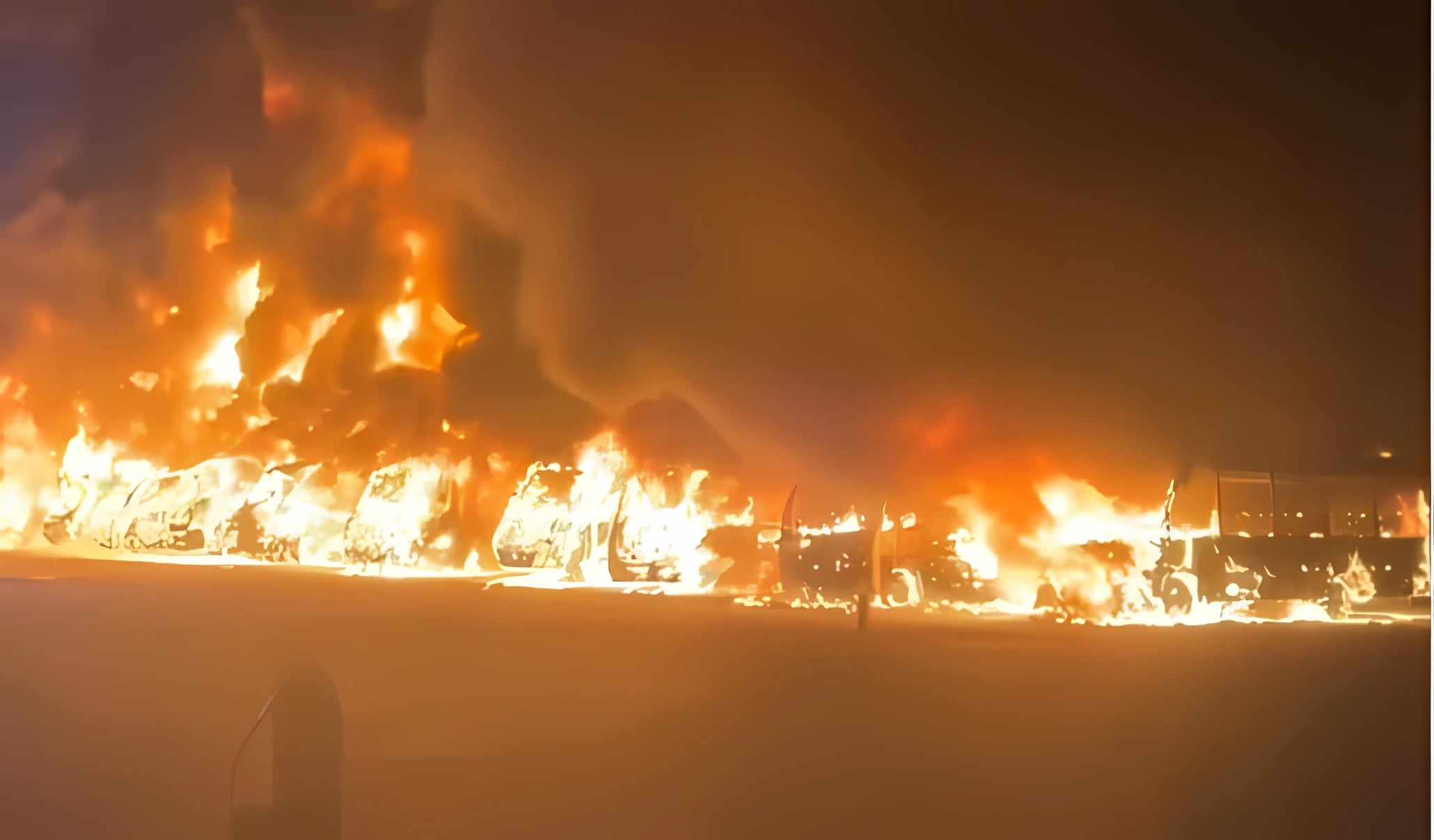 Incendio en garita de buses en Villa Alemana deja 13 vehículos destruidos