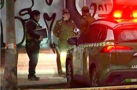 Desconocidos atacan a disparos auto y vivienda donde se encontraba carabinero en Lo Espejo